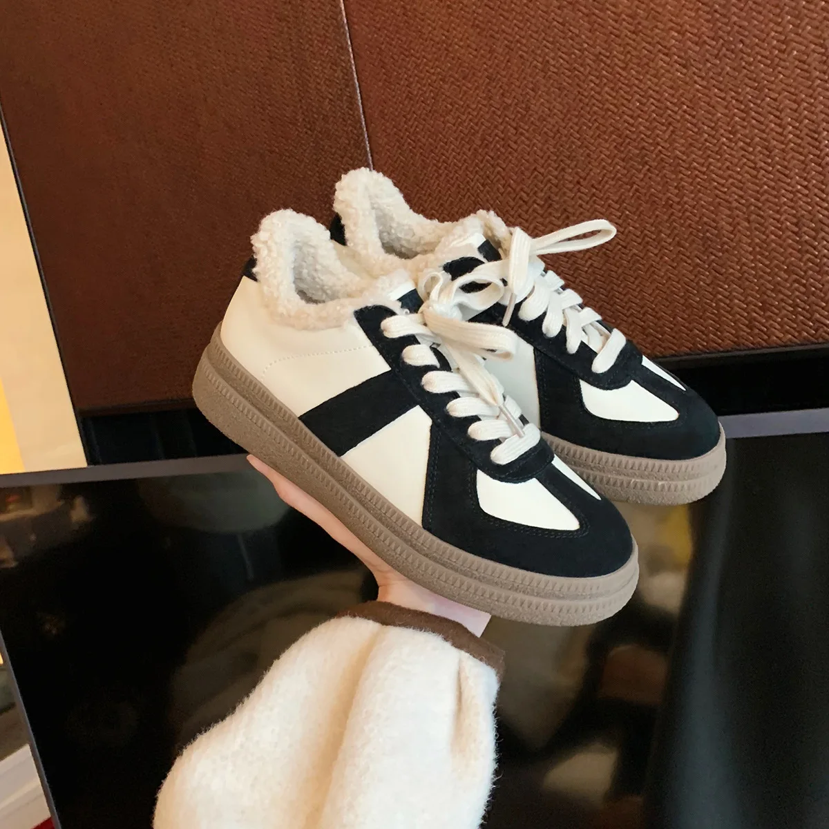 Женские кожаные Лоскутные кроссовки с коротким плюшем коллекция 2024 года узкие