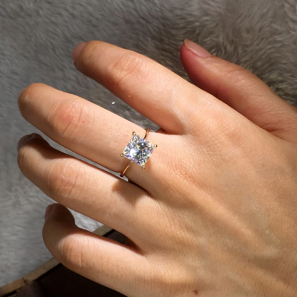 Женское кольцо с кристаллами |