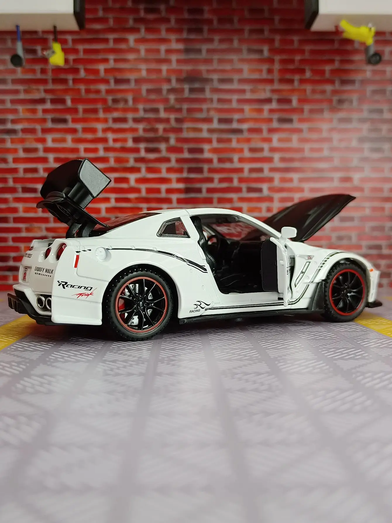 Масштабная модель автомобиля Nissan GTR35 (1:32) для трека, из сплава, с открывающимися дверями, капотом и багажником, коллекционная, для декорации. (art.: 3920dca120cb7) - 3920dca120cb7
