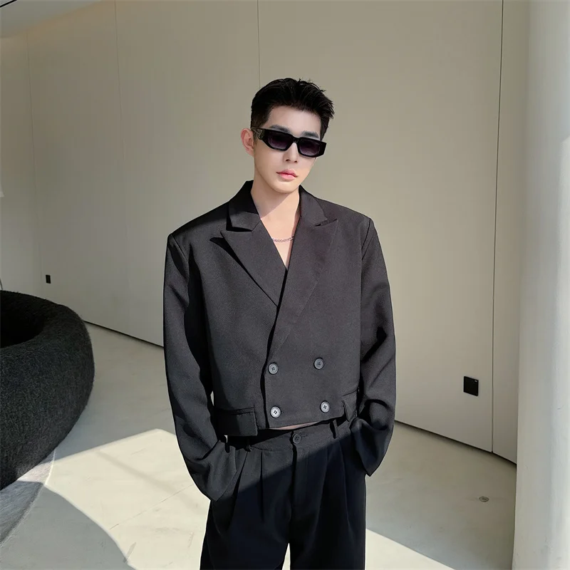 Короткий стильный мужской пиджак