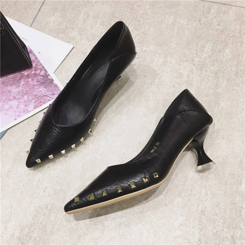 

Туфли-лодочки женские на высоком каблуке 6 см с заклепками и острым носком