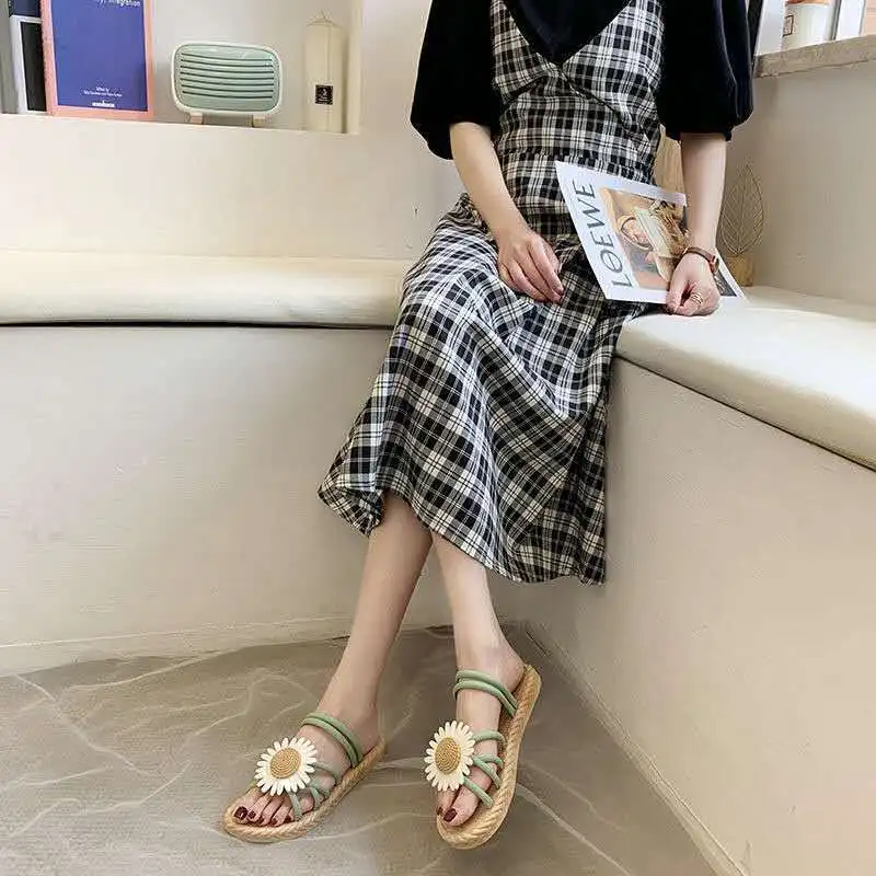 Slippers female summer 2021 new all-match little daisy fairy wind ins female students Korean version non-slip beach sandals and