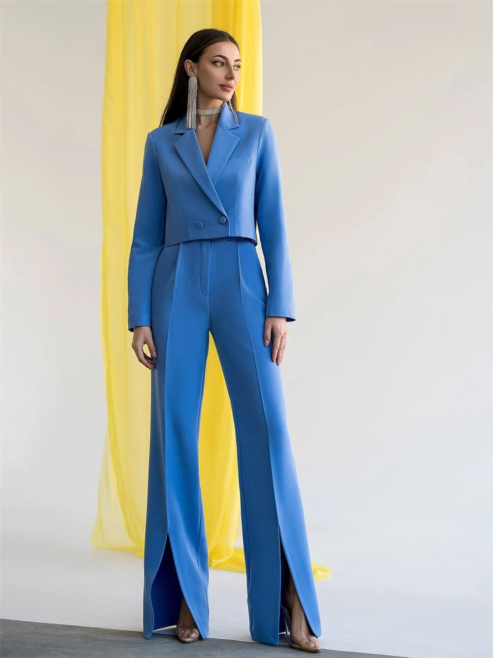 Однотонный двубортный костюм для гостей свадьбы