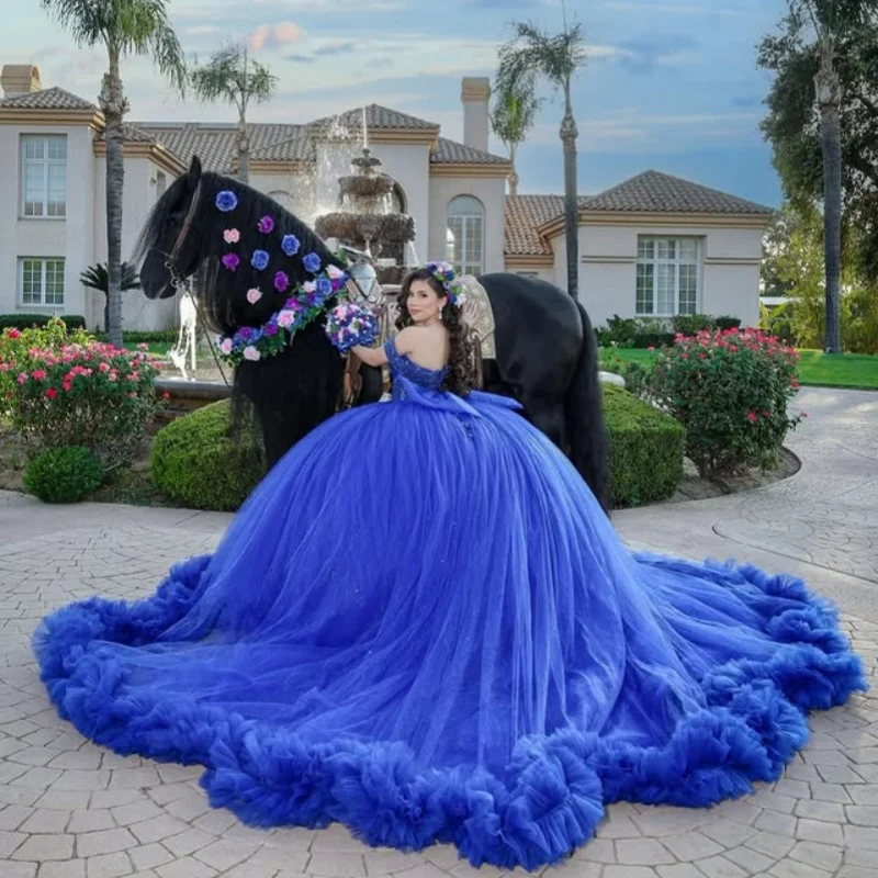 Фото Блестящее королевское синее платье Quinceanera с открытыми плечами, кружевная многослойная цветочная наклейка, длинный хвост, платья de 15, Quinceanera ﻿ Настроить №2