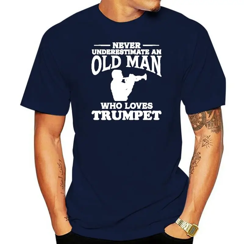 

Футболка с надписью «Never Underestimate An Old Man Loves труба» Муж папа подарок на день рождения футболки с коротким рукавом для джазовой музыки саксофон...