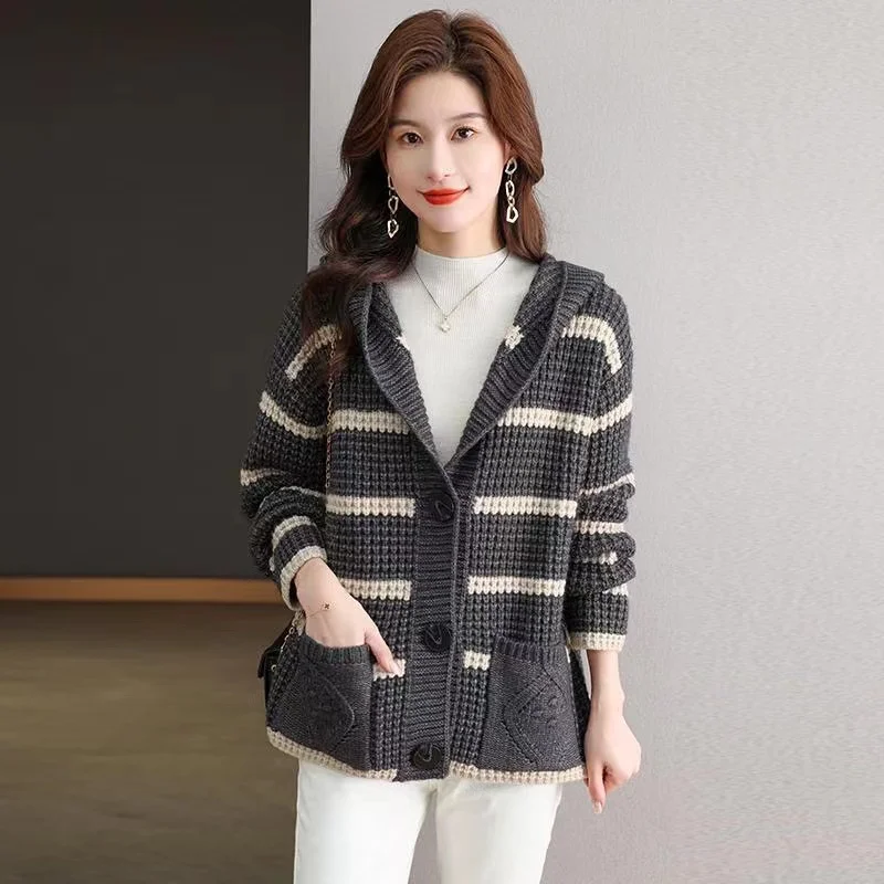 Женский вязаный кардиган в полоску с капюшоном и длинным рукавом