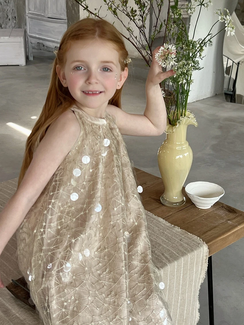 Детское летнее платье без рукавов с золотыми блестками