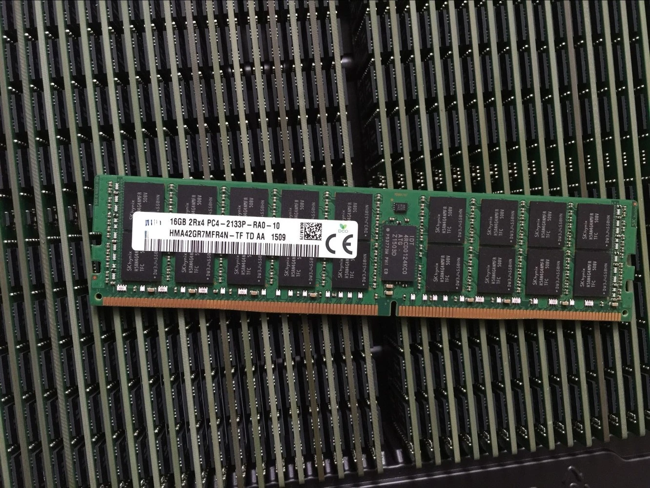 

Современная Hynix HMA42GR7MFR4N-TF memory bar 16G 2RX4 PC4-2133P ECC