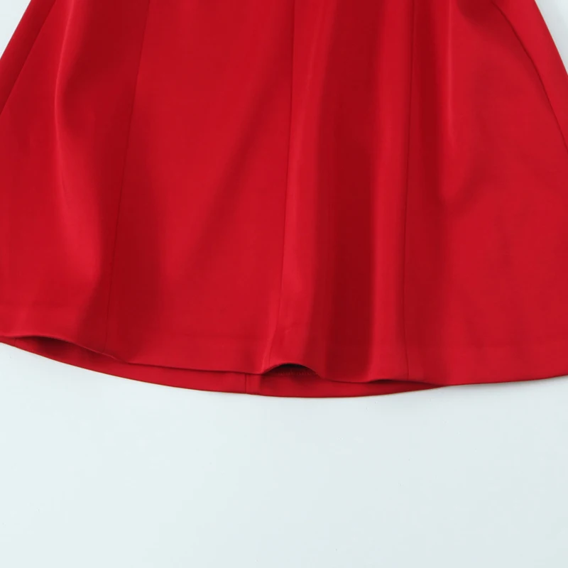 Женское платье без рукавов с вырезом на спине