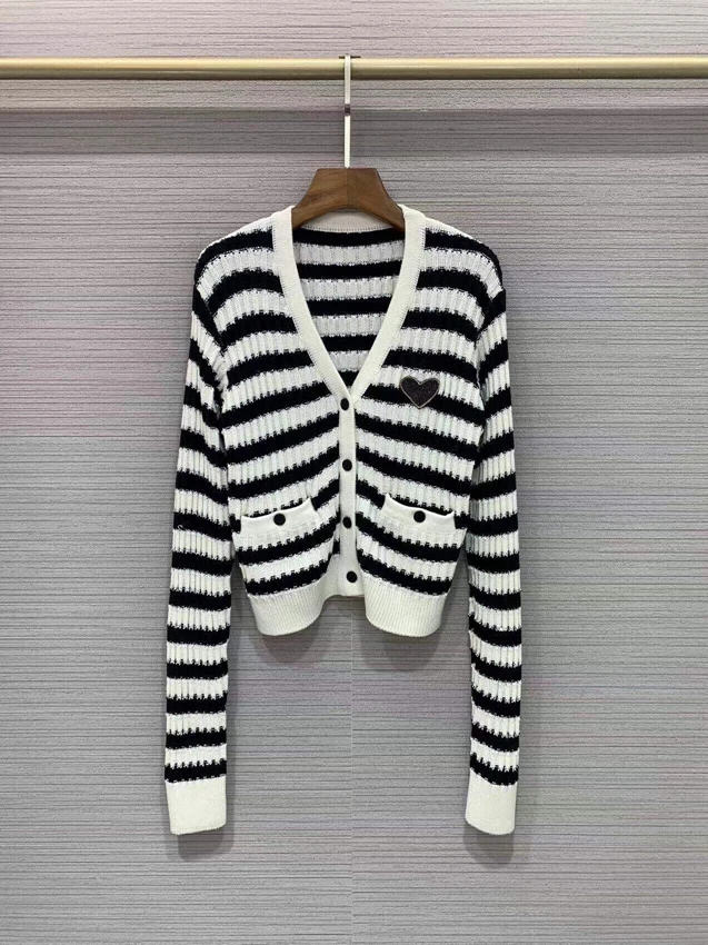 

Женский короткий свитер в черно-белую полоску с V-образным вырезом и длинными рукавами