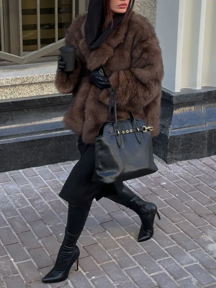Женское пушистое пальто из искусственного меха с шоколадными лацканами