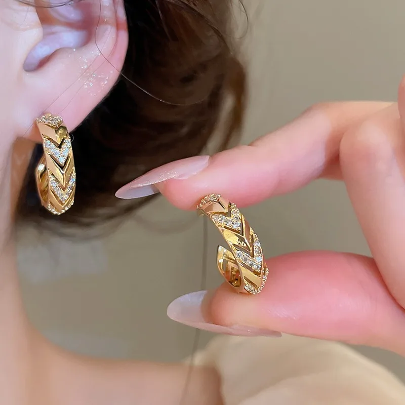 Фото Серьги-гвоздики Minar New Chic с блестящими кубическими циркониями для женщин, 14-каратное золото, серебряное покрытие, медь, офисные и деловые украшения №3