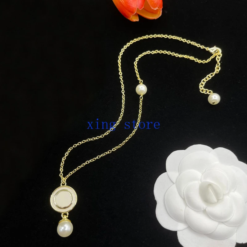 2024 Новое модное классическое женское ожерелье с круглым кулоном из