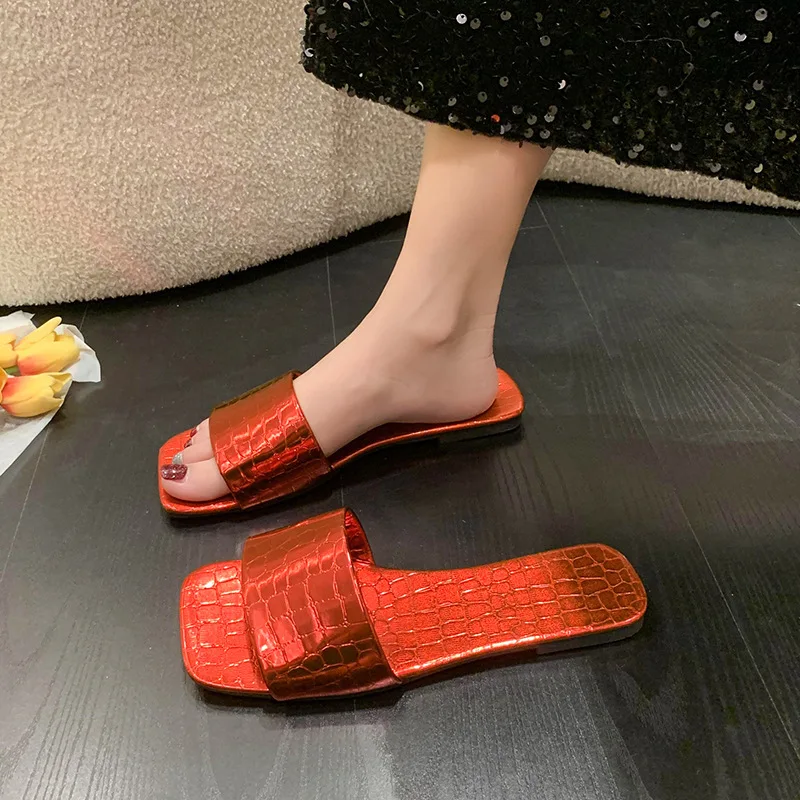 

2023 European and American Women's Fashion Shiny Leather Square Head Casual Beach Sandals 4400