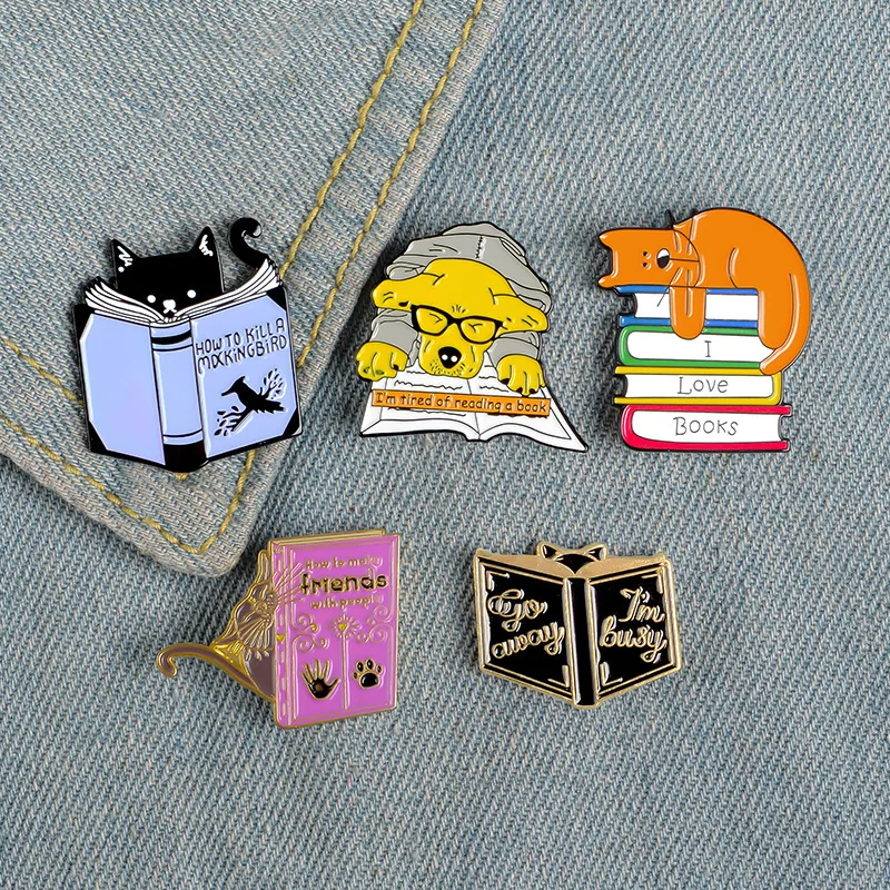 

Student Cute Cartoon Book Brooch I LOVE BOOKS Kitten Reading Badge Dog Reading Brooch Animal Accessories Gifts for Friends