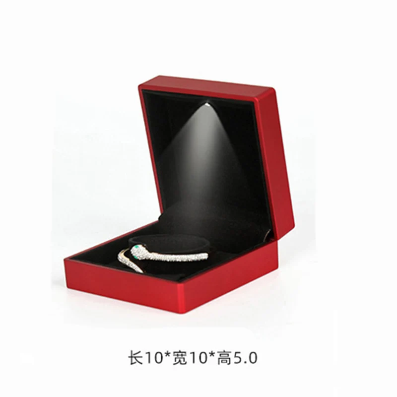 Креативное кольцо с LED-светом на подвеске в коробке для хранения и демонстрации ювелирных изделий по доступной оптовой цене.