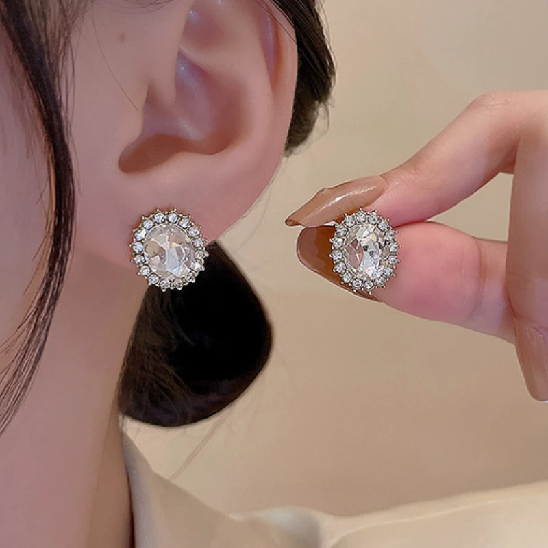 

U-Magical Shining Rhinestones Oval Shape Geometric Stud Earings for Women Charming Gold Metal Wedding Earings Jewellery