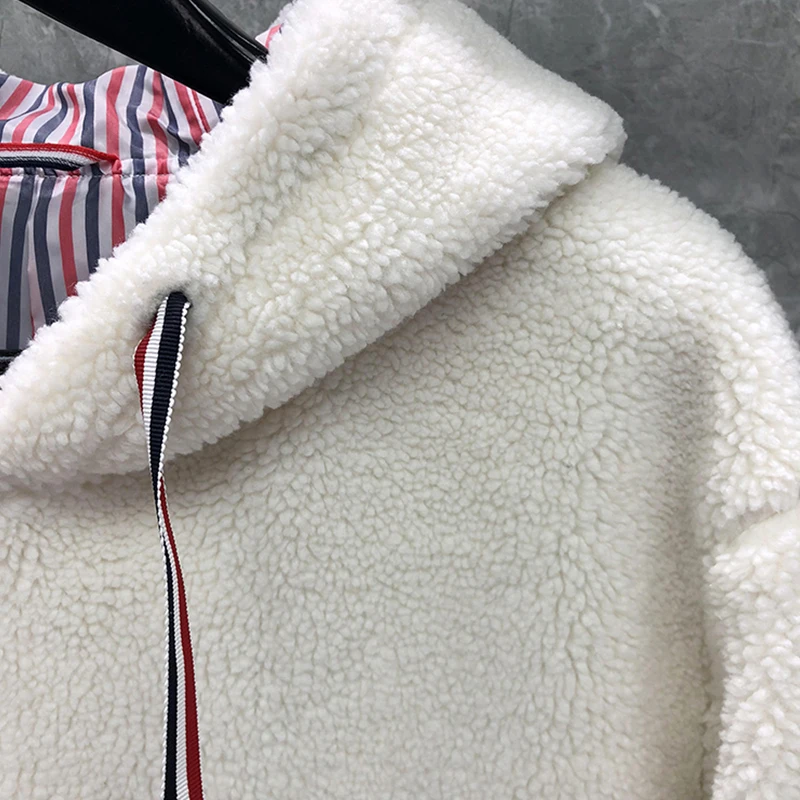 Рисунок 6 - Женское шерстяное пальто на молнии