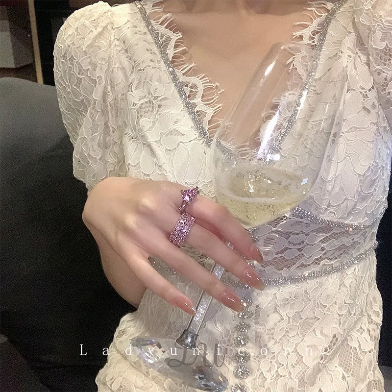 Женское кольцо с крупным перламутровым камнем розовое и Золотое фианитом |