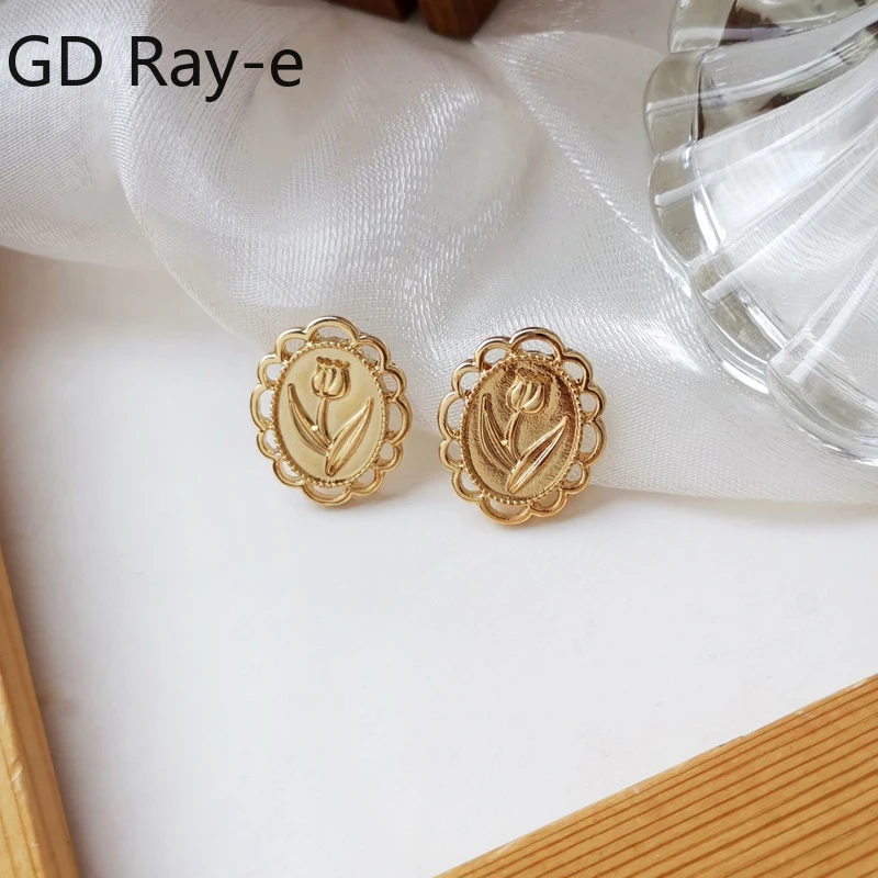 

Fashion Vintage French Oval Stud Earrings for Women Gold Color Hepburn Style Simple Flower Ear Clips Korean Sweet Jewelry 880
