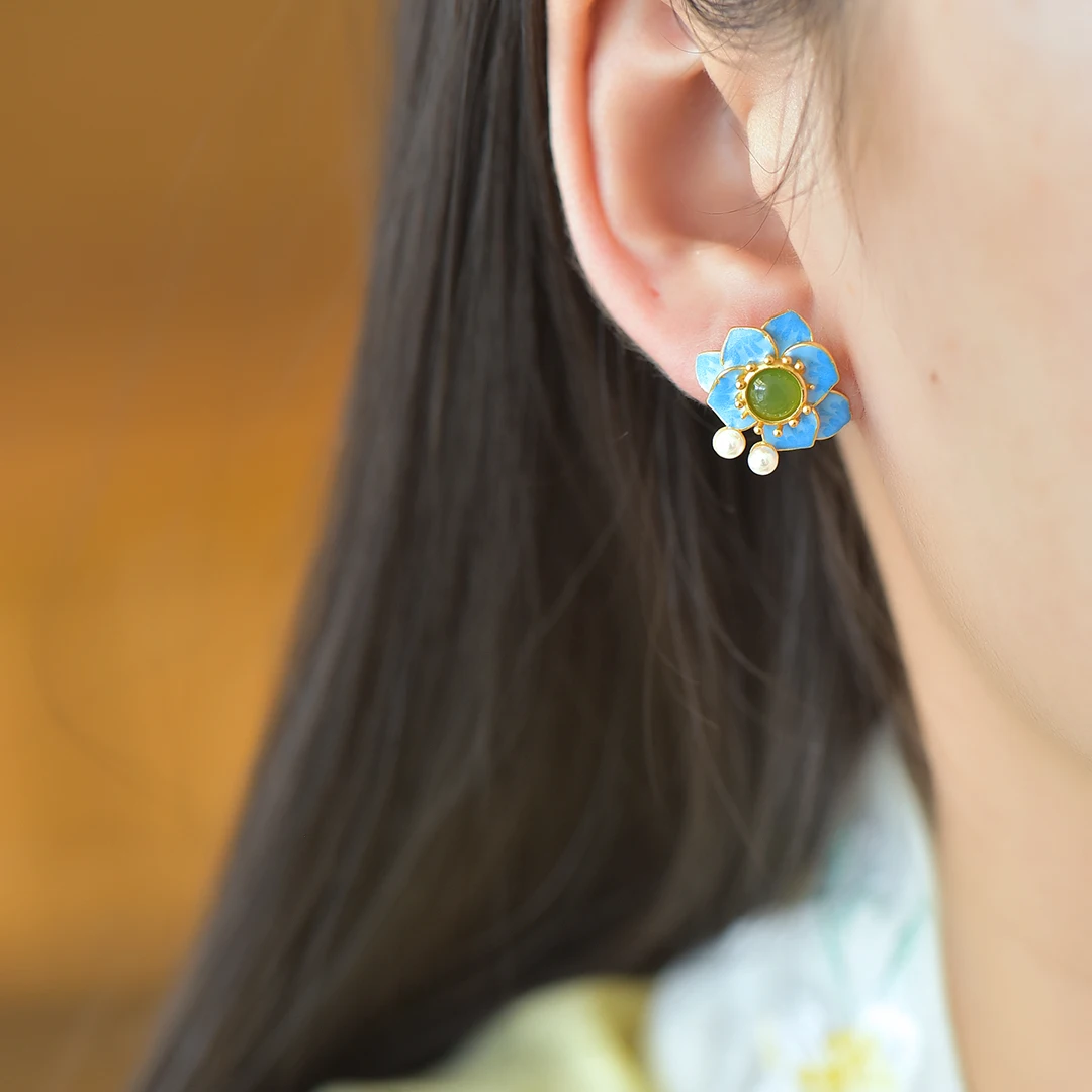Серьги-гвоздики из серебра S925 с нефритовым камнем