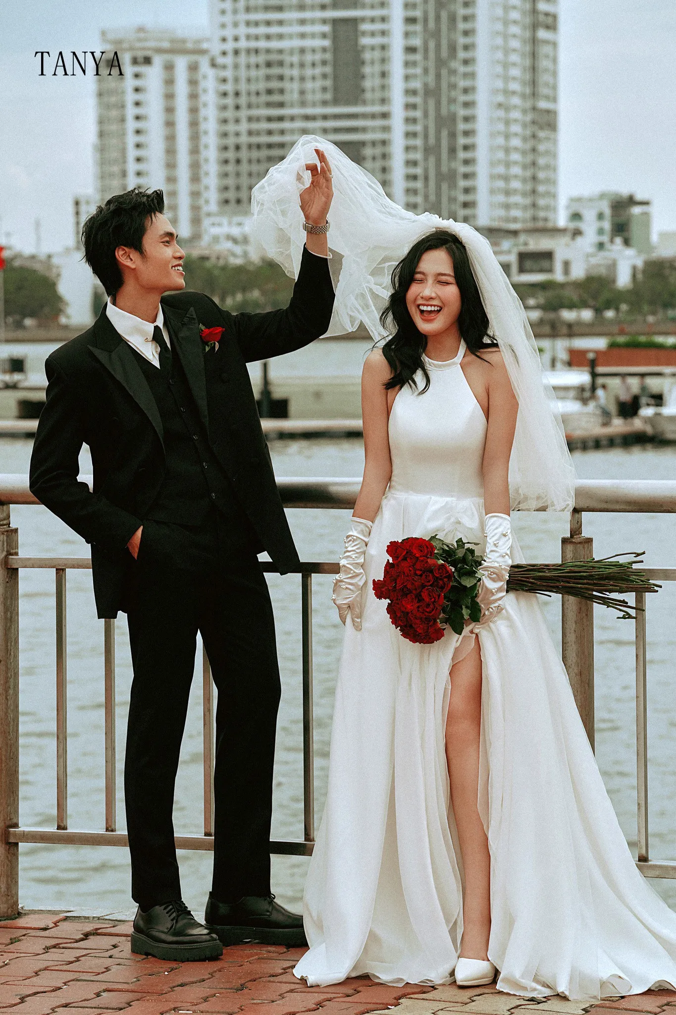 Женское свадебное платье с лямкой на шее белое из тафты высоким разрезом сбоку