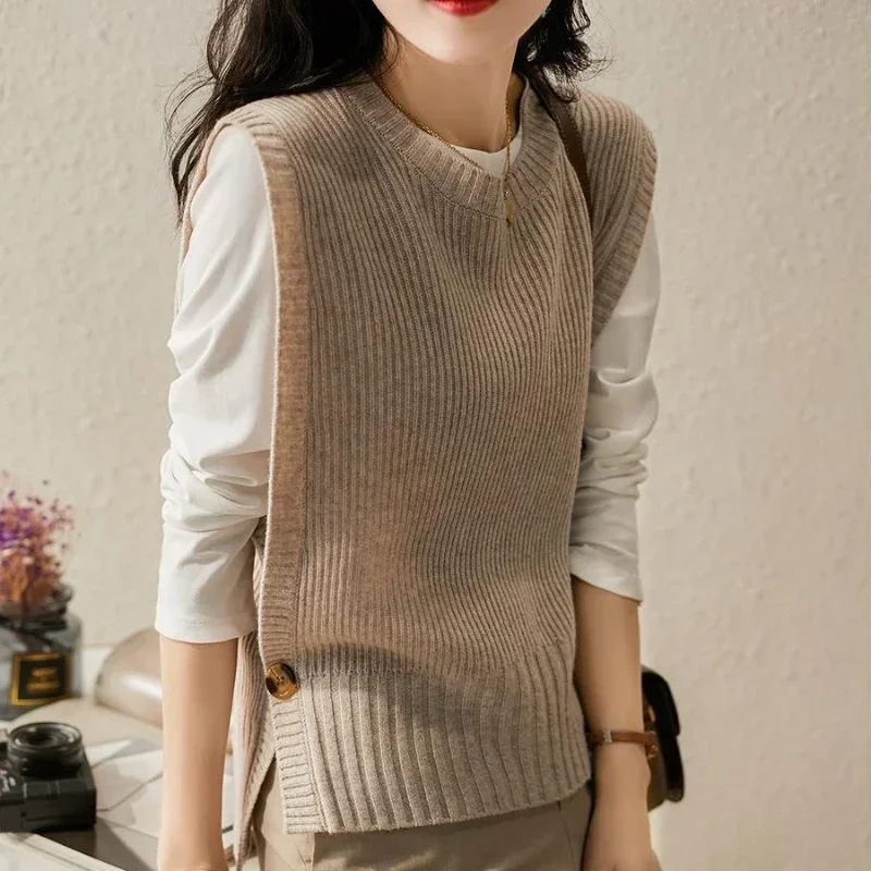 Женский трикотажный свитер на пуговицах с круглым вырезом