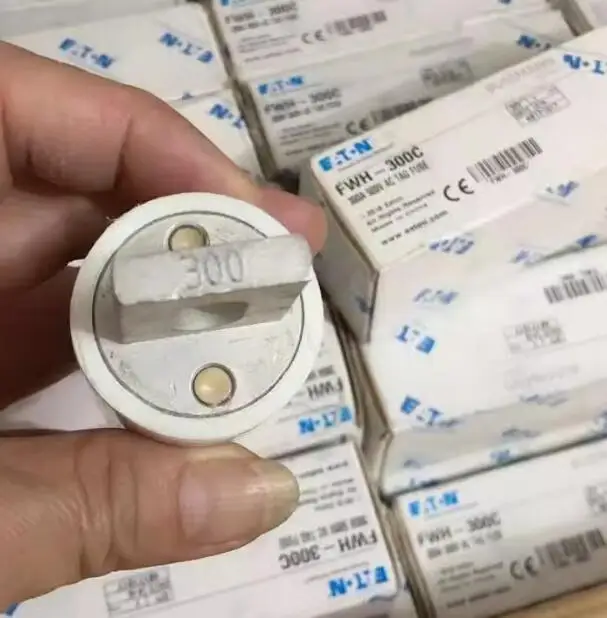 1 шт. ПРЕДОХРАНИТЕЛЬ EATON BUSSMANN FWH-300C 300A 500 В