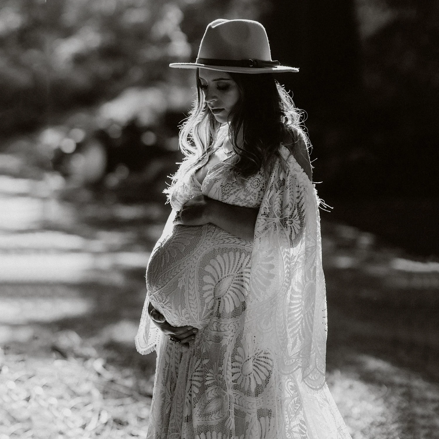 Платье детское цельнокроеное кружевное с расклешенными рукавами и V-образным