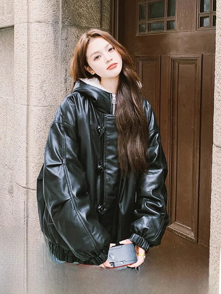 Женский пуховик из искусственной кожи с пряжкой Black Horn зима 2024 новый одноразовый