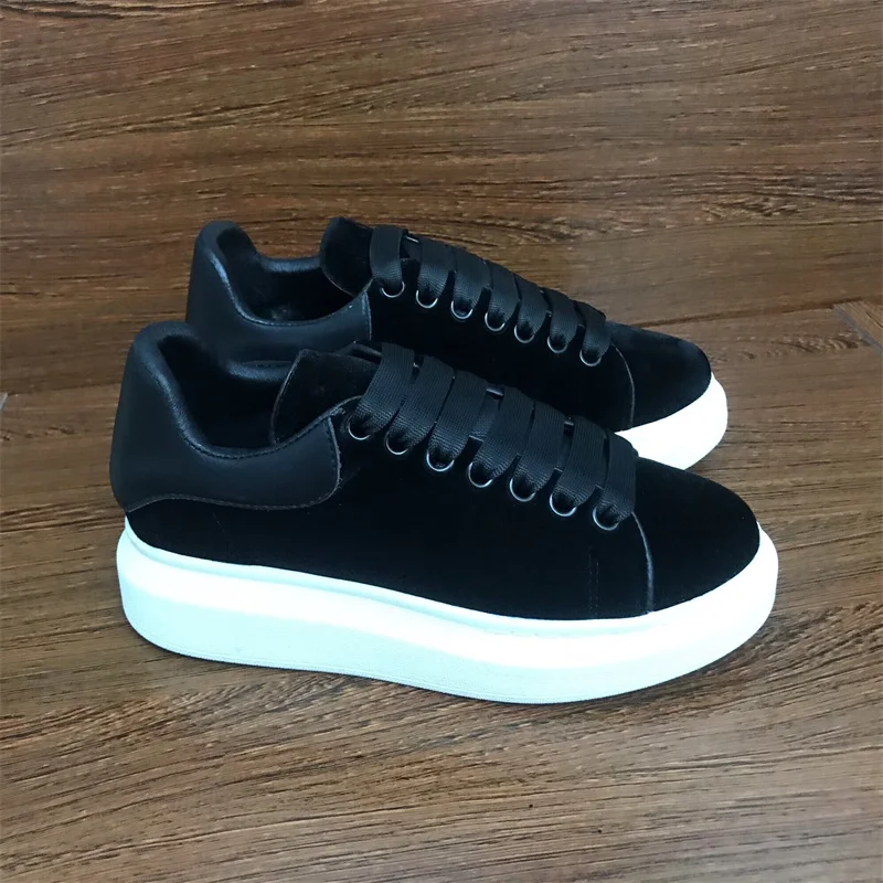 

The new velvet sneakers, covered in rugged glittering sequins and golden scallions, are very dazzling and charming, combining co