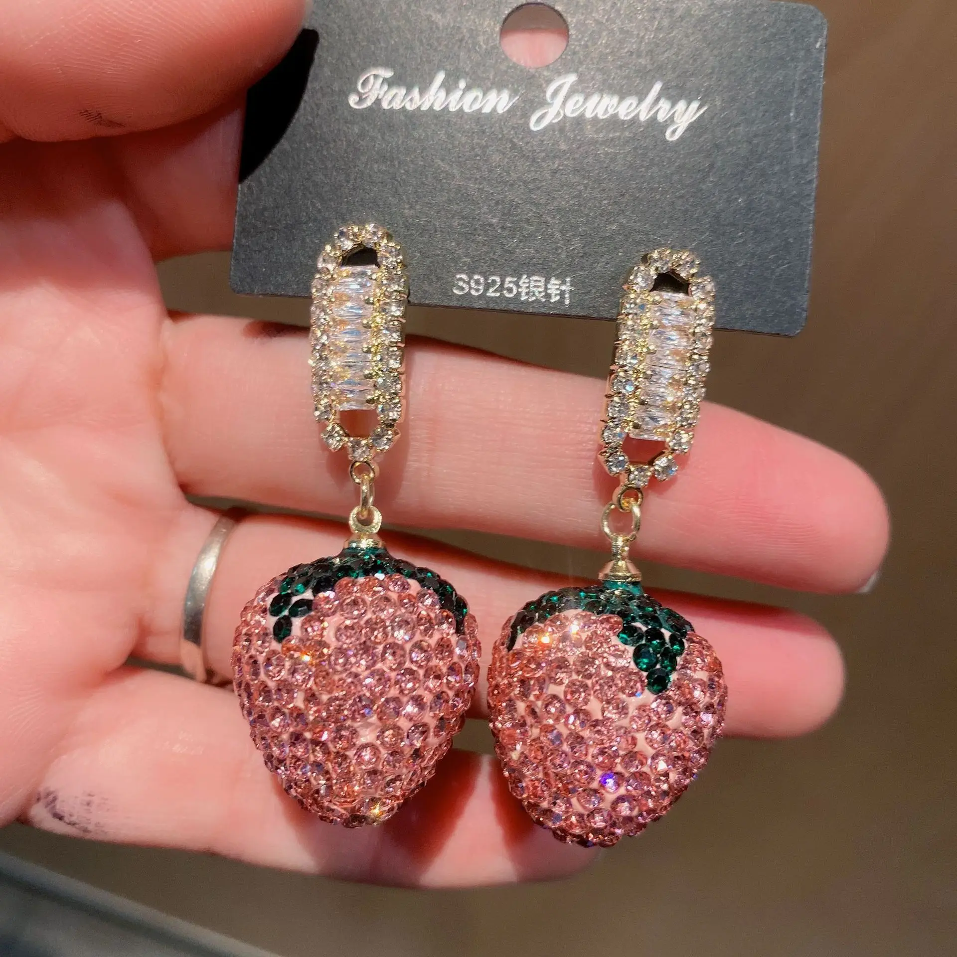 Женские серьги в виде клубники с микро-инкрустацией из циркония высокого