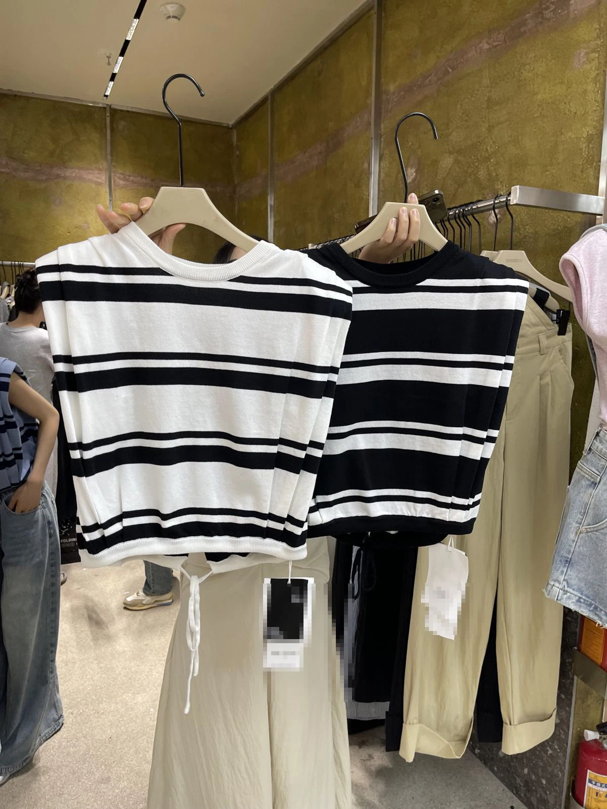 Женская Короткая Безрукавка в полоску свободная футболка с наплечниками лето 2024