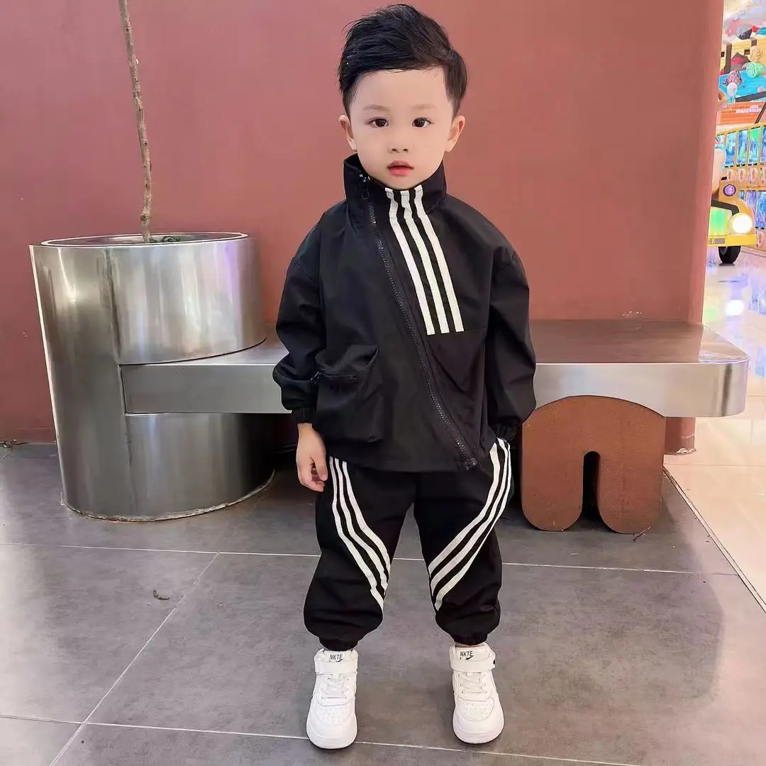 

Детский спортивный костюм из двух предметов, куртка и брюки