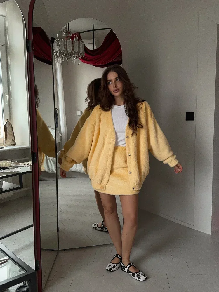 Женский комплект с мини-юбкой желтый Пушистый свитер на пуговицах высокой талией