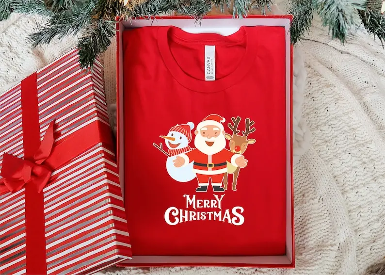 С Рождеством Санта-Клаусом и снеговиком милая зимняя футболка с рождественским