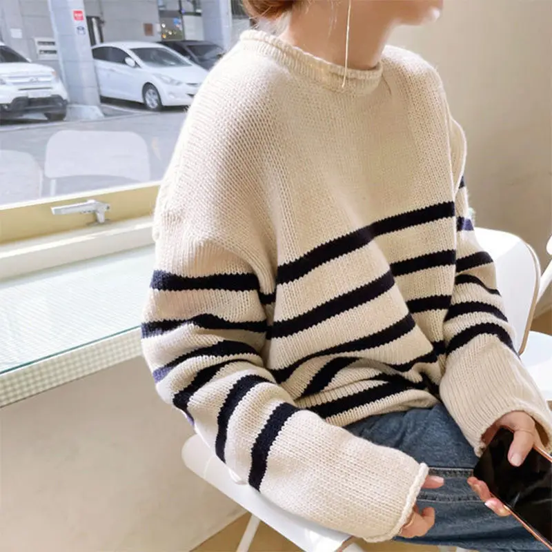 

Женский свитер в полоску, с круглым вырезом