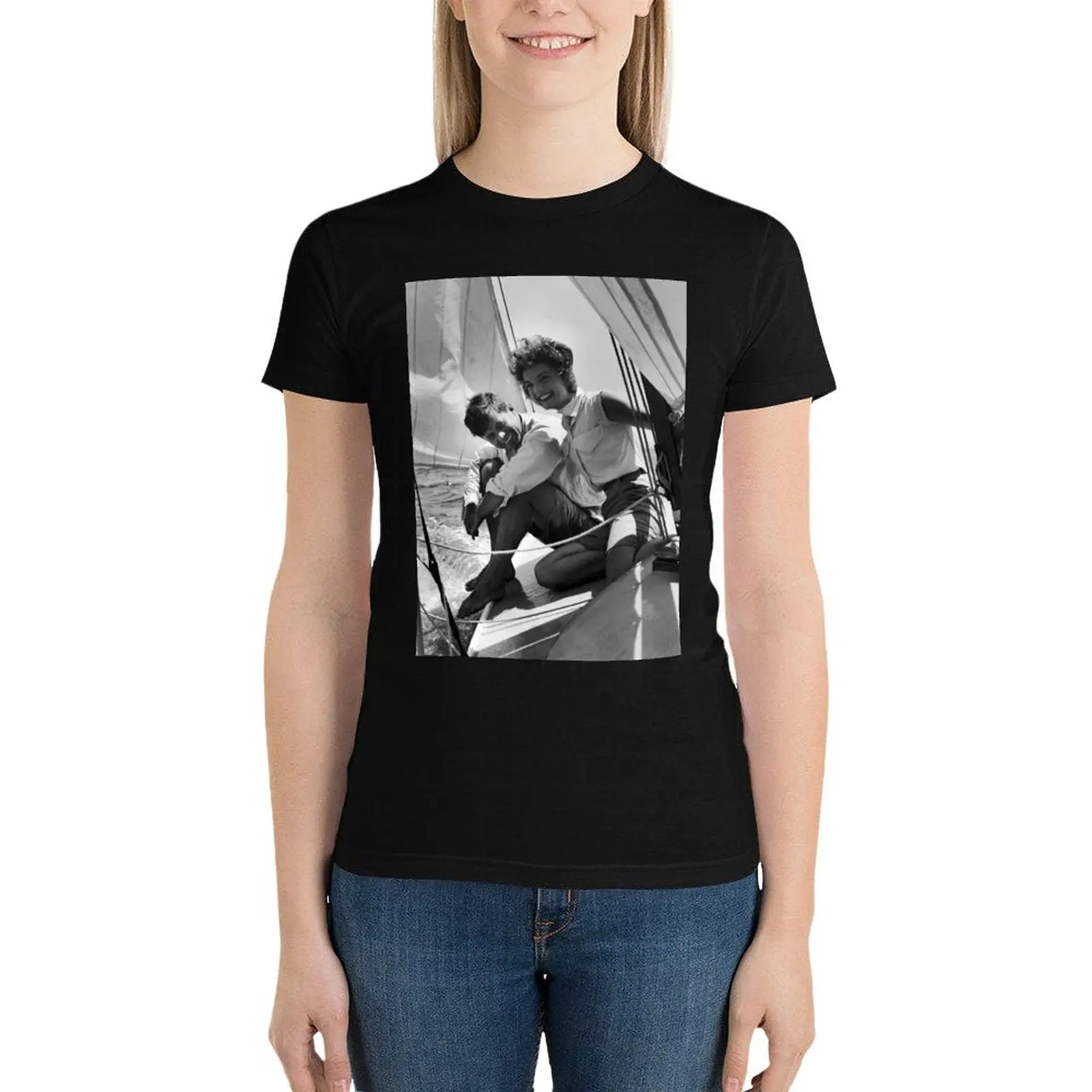 Футболка женская с принтом Джеки и Джека на лодке