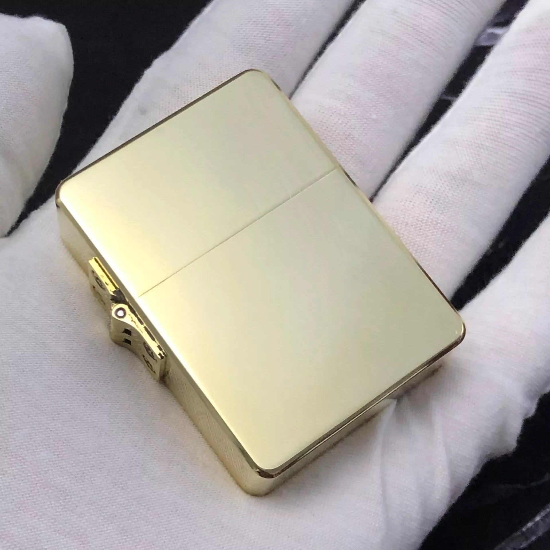 

Chinese brand made in China,Thick armor brass kerosene lighter；Sealing ring waterproof 230g