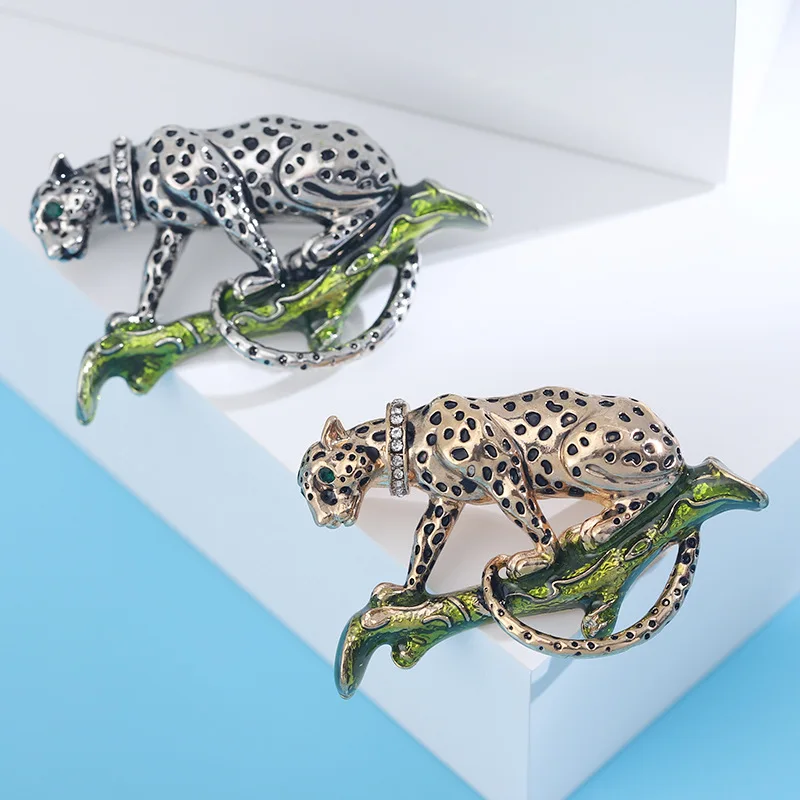 

Fashion New Niche Design Accessories Vintage Alloy Dripping Oil Climbing Cheetah Brooch Alloy Animal Pin for Men Casual Pins