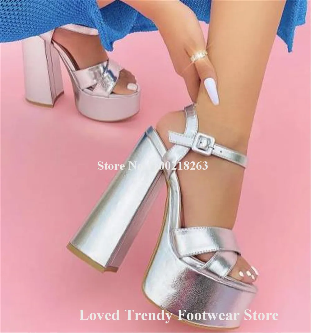 Очаровательные серебристые золотые кожаные босоножки на блочном каблуке с