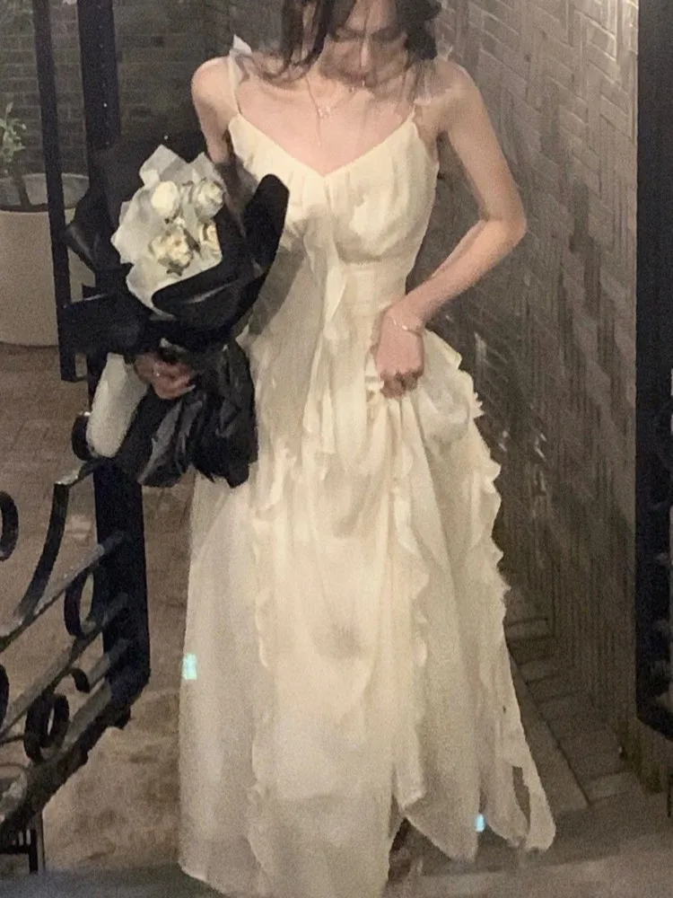 

Платье женское летнее средней длины на тонких бретельках с оборками