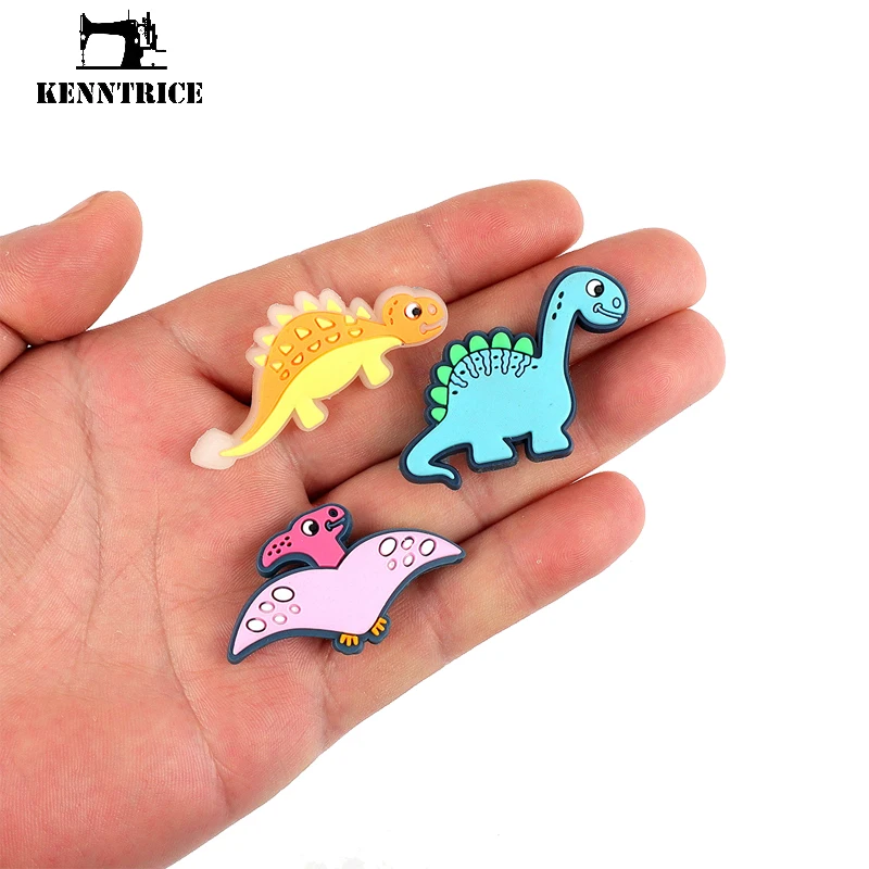 

Новое поступление, светящиеся Подвески в виде мультяшного динозавра для крокса, подарок для детей, украшение для сада, аксессуары для тапоч...