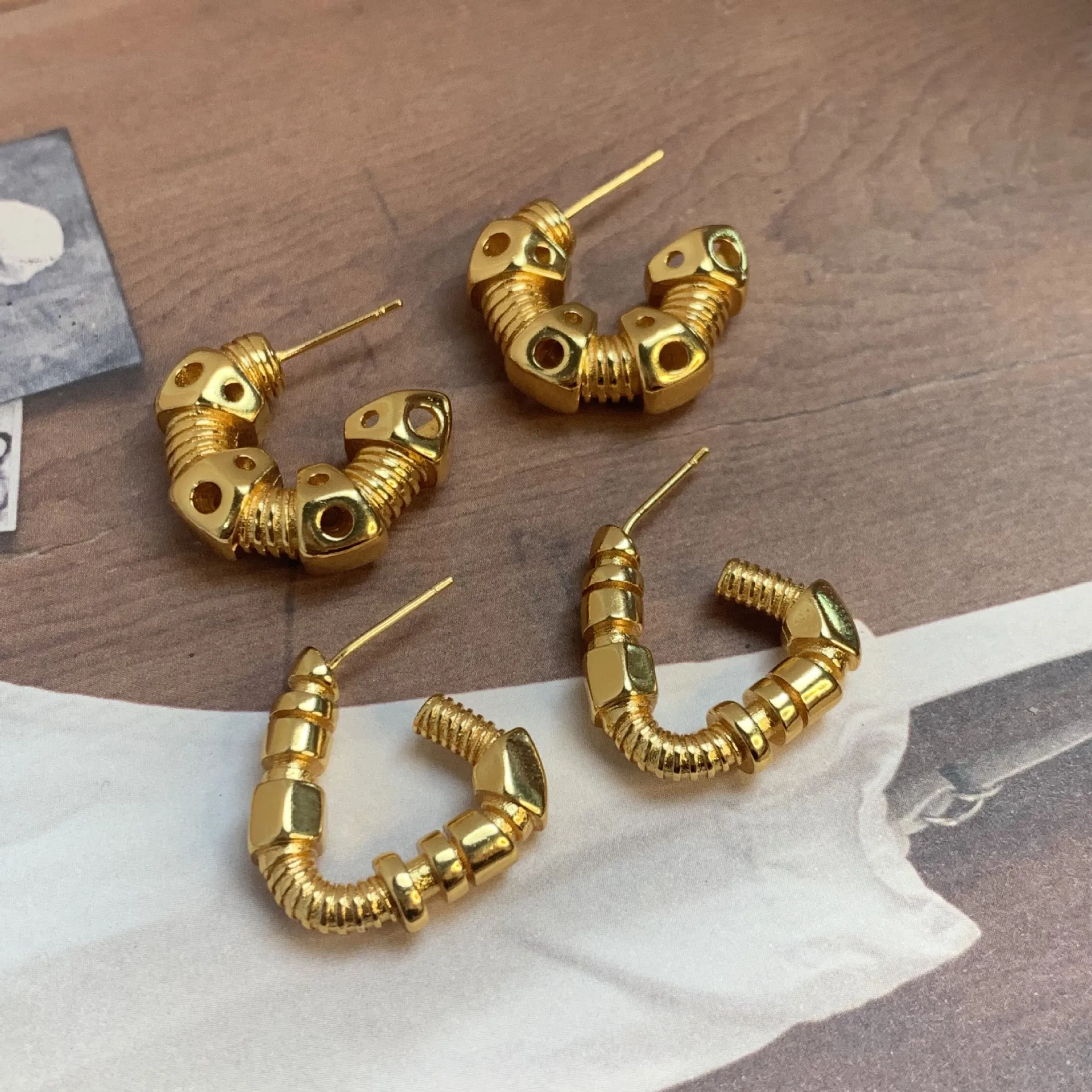 

Ins Chic Minimal Gold Metal Vintage Style Unique Ear Stud Chunky Statement Earrings For Women Girl's Modern Hoop Earring Jewelry