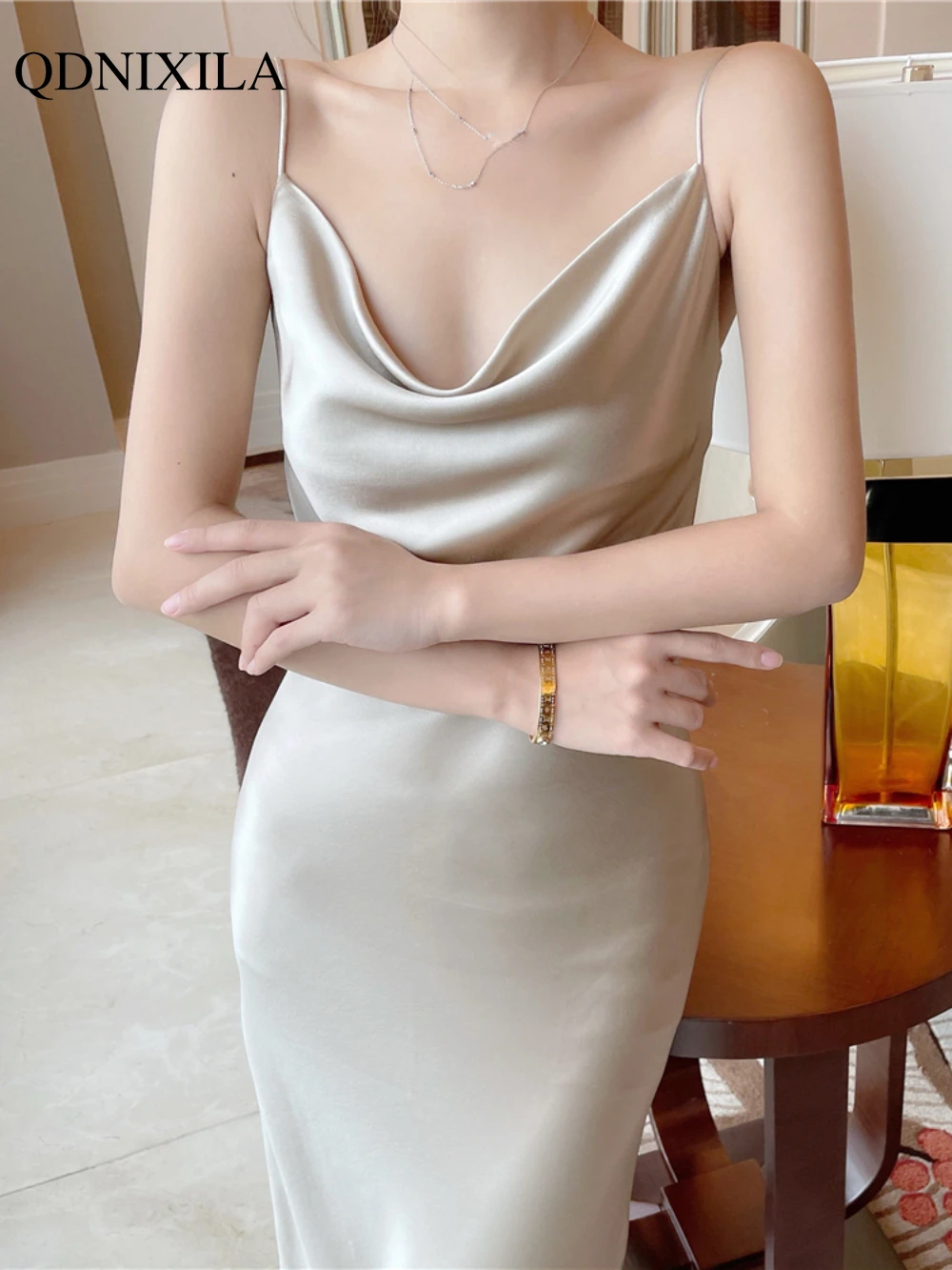 Летнее женское платье 2022 года с шелковистым отливом, расклешенным воротником, французским дизайном, шикарным и элегантным стилем, подходящим для повседневной носки, вечеринок и сексуальных свиданий.