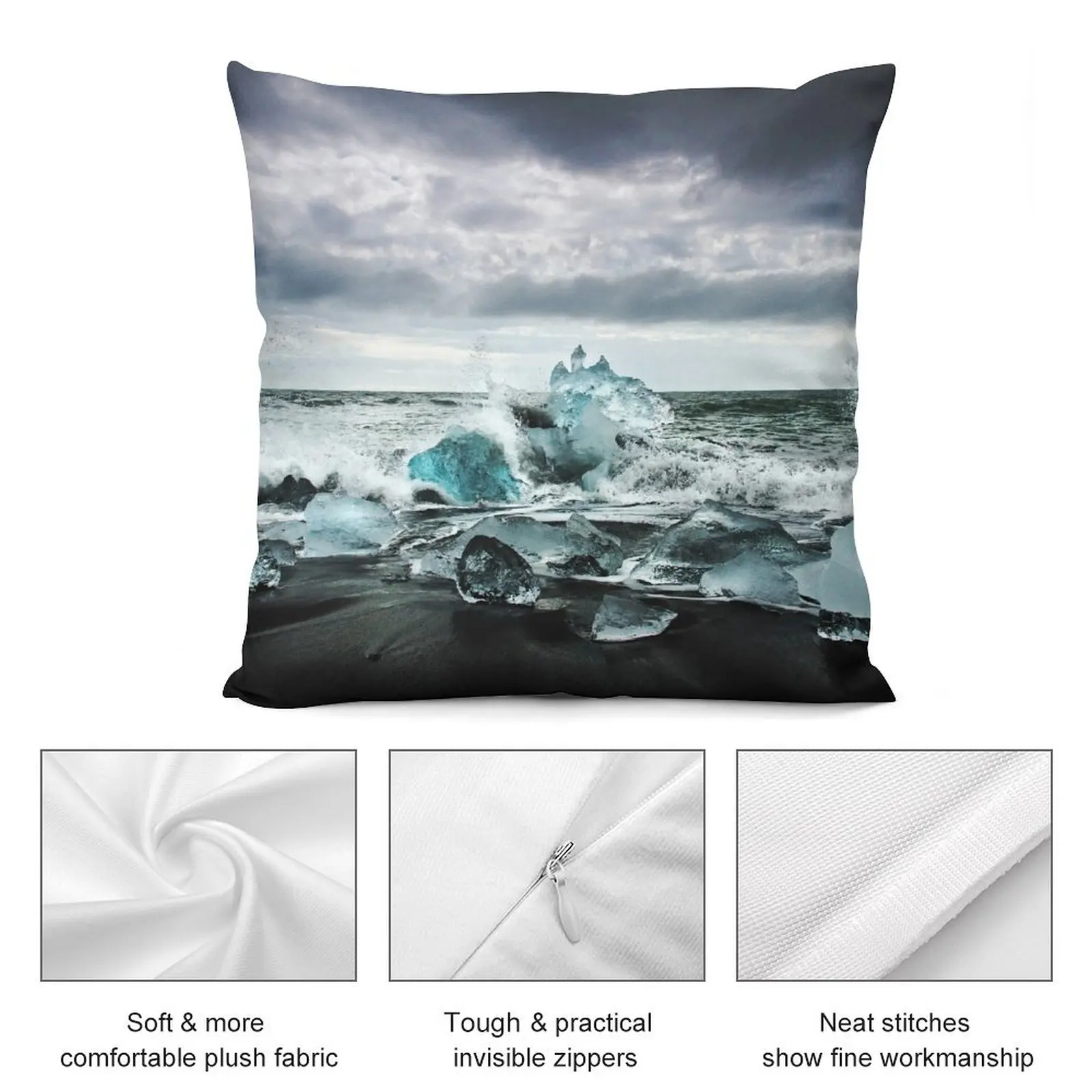 Исландские ледниковые айсберги J? Kulsrlon на пляже с черным песком голубым льдом