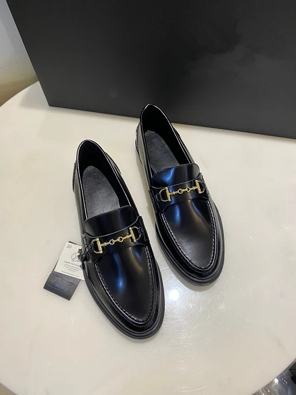 Женские винтажные лоферы на плоской подошве из натуральной кожи с металлическим