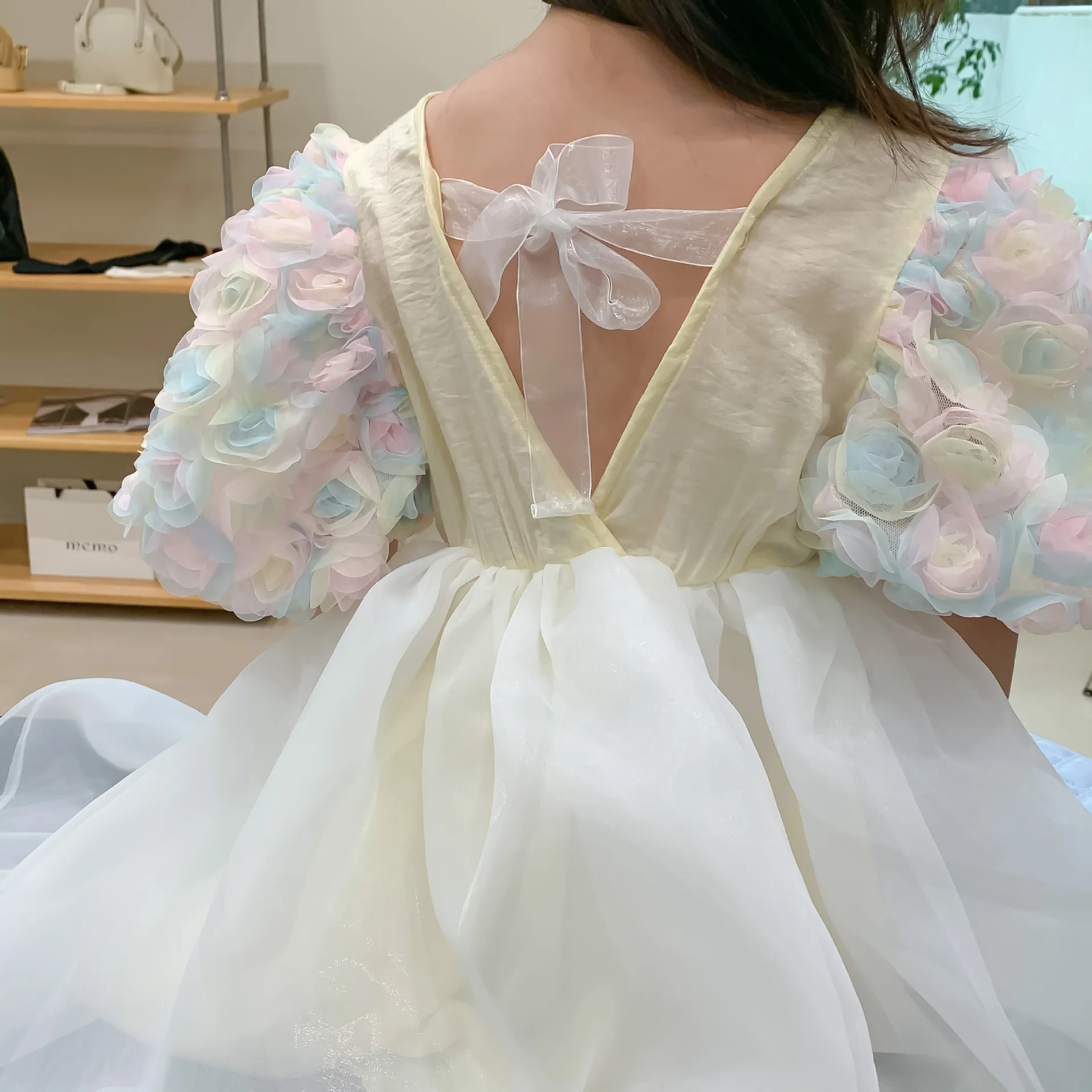 Детское летнее платье с рукавами-фонариками и трехмерными цветами |