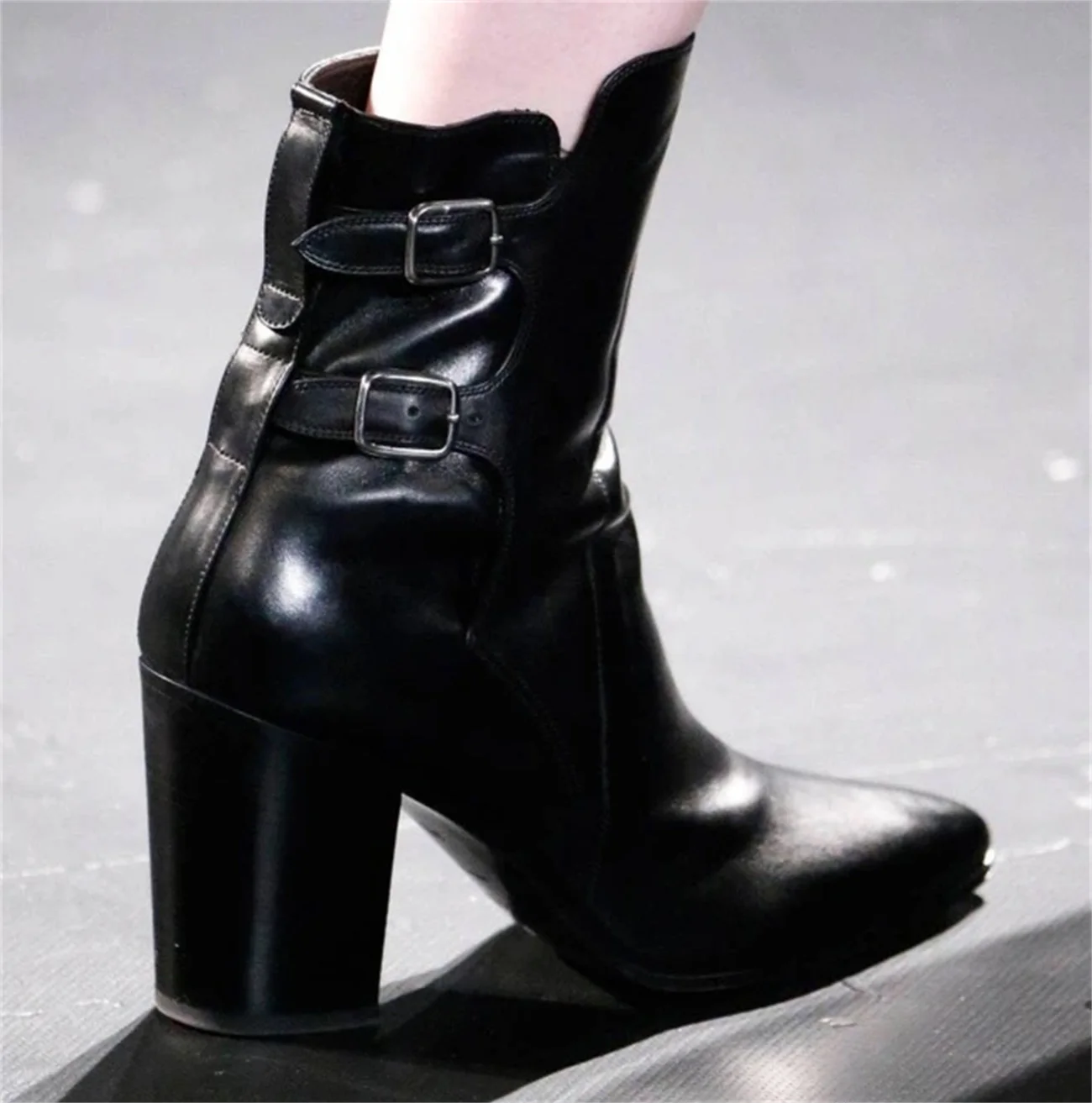 Эксклюзивные мужские ботинки на высоком каблуке 8 см с пряжкой щиколотке из