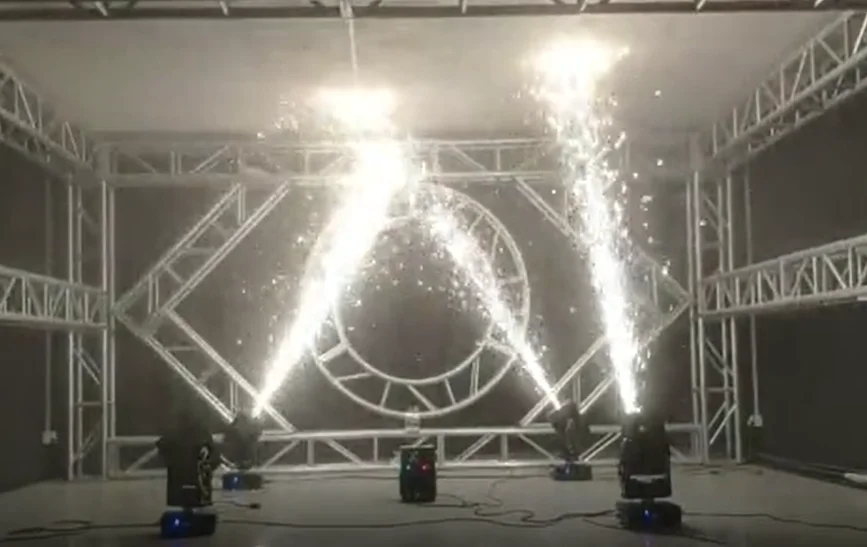 Внутренняя движущаяся головка фотоаппарат Свадебная сцена холодная сияющая